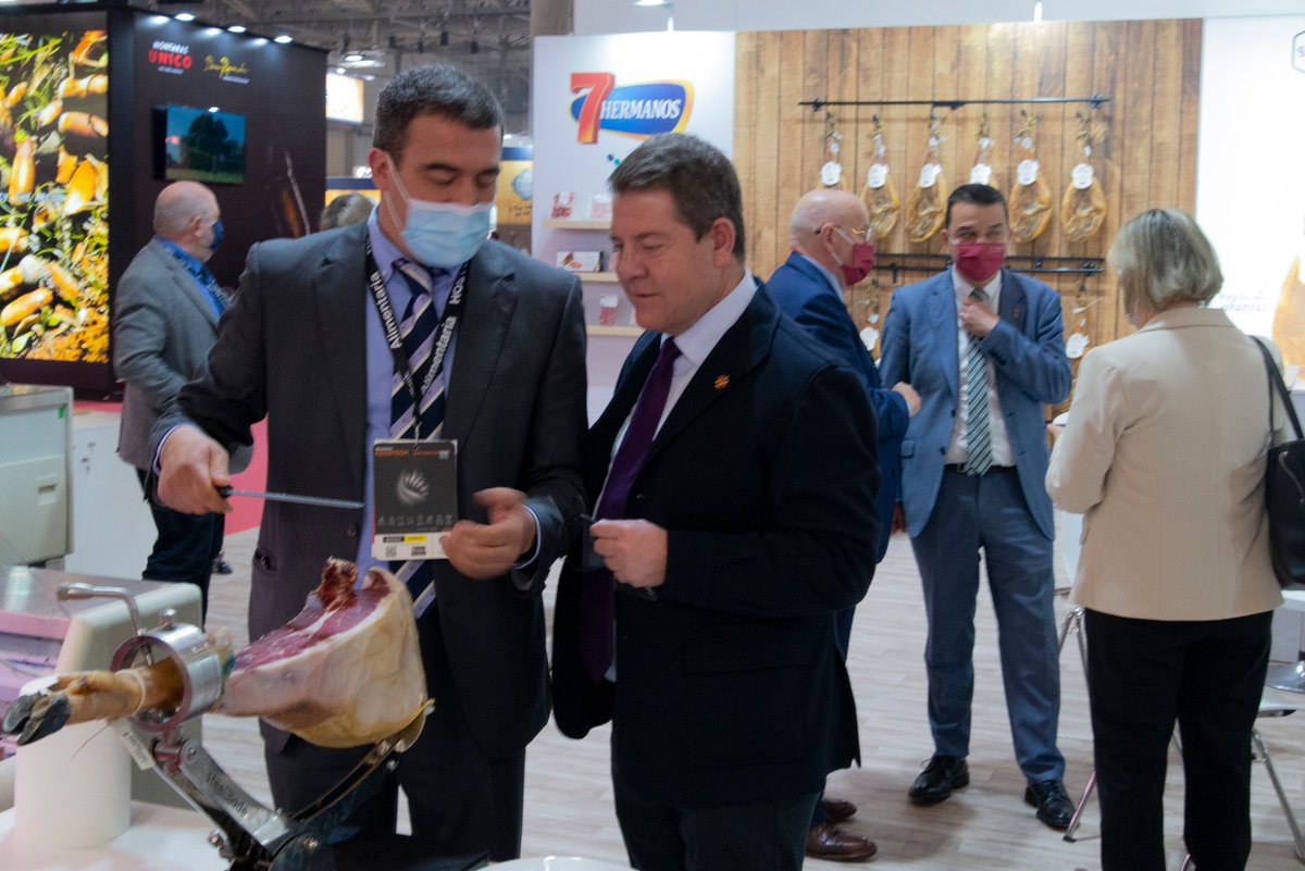 7Hermanos7's tweet photo. Ayer recibimos en nuestro stand de #alimentaria2022 la visita del Presidente de la Junta de Comunidades de Castilla la Mancha, D.Emiliano García-Page. @garciapage
https://t.co/k2ZzKoBMsV https://t.co/LnGwGxWbSC