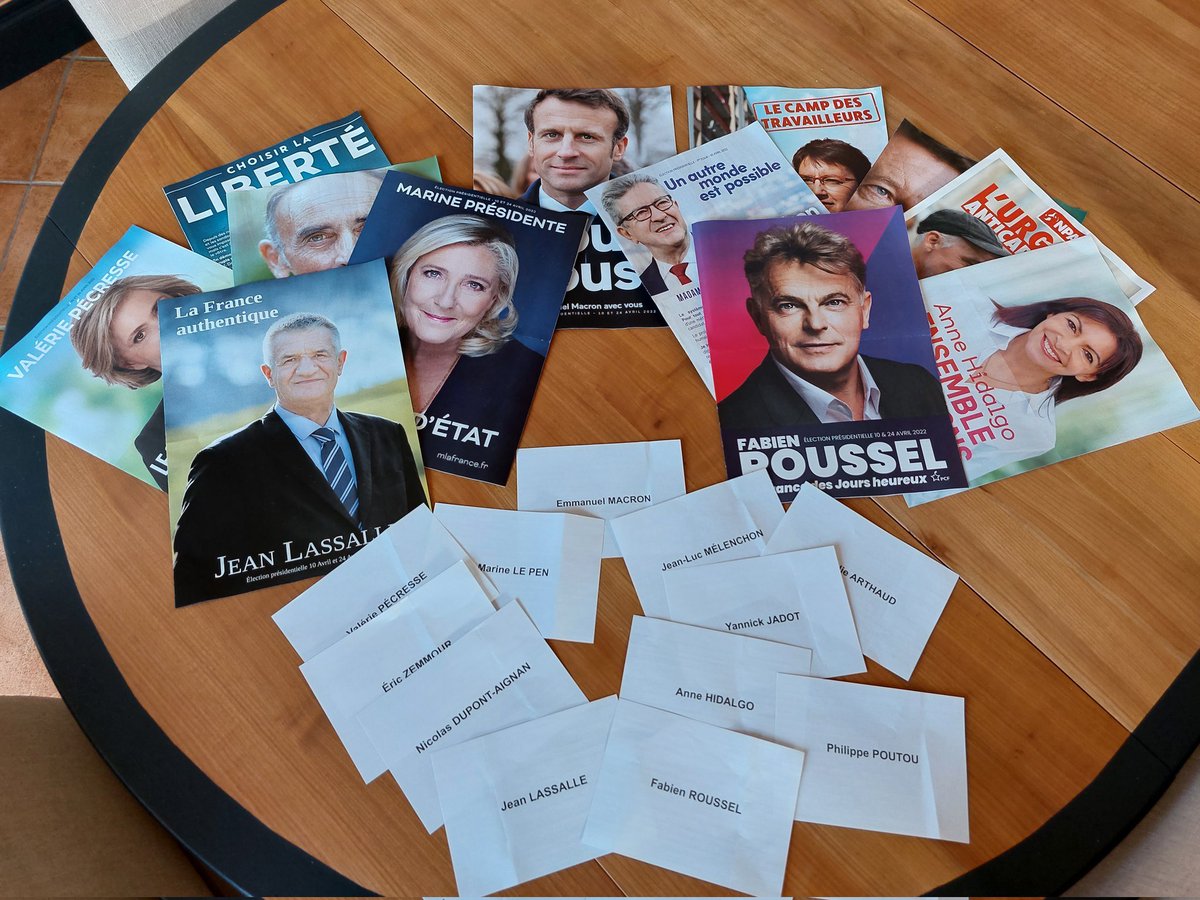 RicodelPrado2's tweet photo. Avec la hausse du prix de la pâte à papier et donc du PQ, n'oubliez pas de garder les professions de foi et bulletins pour vous torcher le popotin ! Attention certaines piquent plus que d'autres ! C'est ça la vraie écologie ! #presidentielles2022 #Presidentielle2022 #PQGate https://t.co/bhlj3f0fCn