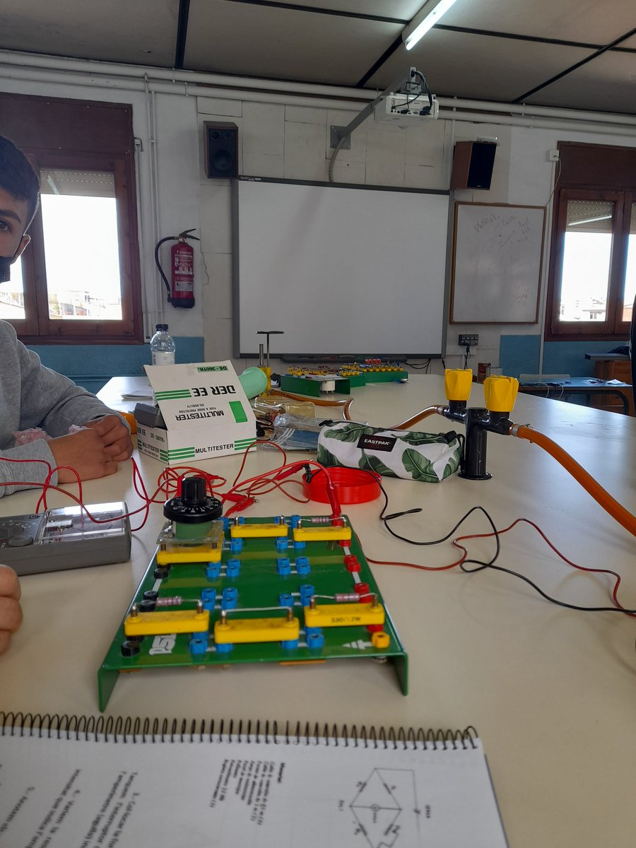 FEMMA_Setmana's tweet photo. A tecnologia industrial hem fet el pont de Wheatstone i recobriments electrolítics. Tot una passada!! Això de la electricitat ens fa posar els pels de punta!👨‍🦰👩‍🦱🤩 https://t.co/8YSYHkuQtZ