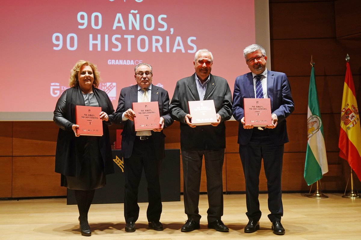 📹 Broche de oro a los actos del aniversario del <a href="/GranadaCF/">Granada CF ❤️⚪️</a>. 
El Auditorio <a href="/Cajaruralgr/">Caja Rural Granada</a> acoge la presentación de 90 años, 90 historias, libro copatrocinado por nuestra entidad que recorre la trayectoria del club. ¡Por muchos años más haciendo historia, cumpliendo sueños!