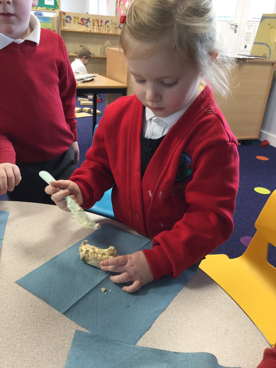 MD_Class1's tweet photo. We have been reading the Easter story this week and we learnt hot cross buns are a traditional food to eat. We talked about the symbol of a cross and why people are thankful to Jesus. The smell was absolutely delicious but also the taste!!! @MD_Nursery @MD_MrsThompson #MDRE https://t.co/mRuHwCCkNf