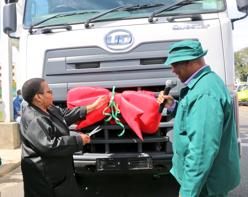 Deputy Minister Sotyu handed over the waste compactor truck worth almost R3 million to Matjhabeng Local Municipality Mayor Cllr Thanduxolo Khalipha to help the municipality tackle its waste collection challenges especially in un-serviced areas #GoodGreenDeeds #PresidentialImbizo