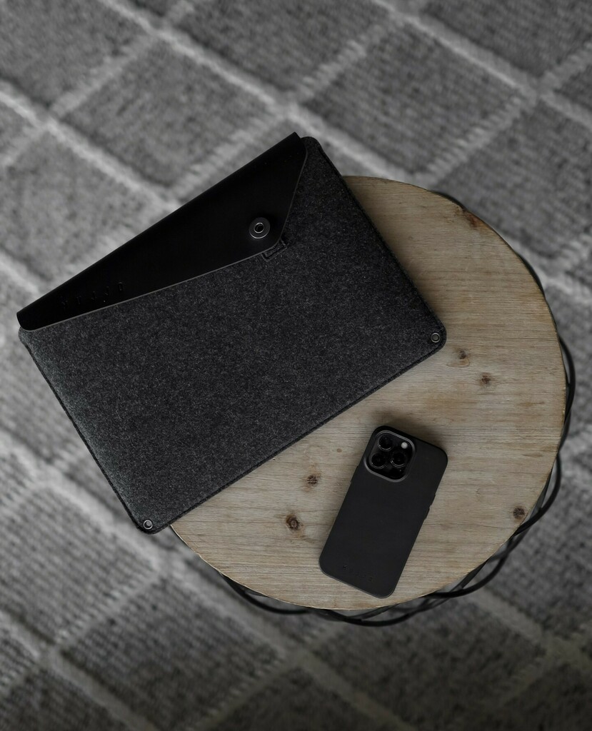 Make sure when you bring your devices with you they're protected with our luxury leather cases!⁠
⁠
Picture creds to <a href="/noemelia/">NOEmeLIA</a>⁠
⁠
#mujjo #sleeve #leathersleeve #dutchdesign #feltsleeve #macbooksleeve #phonecase #iphonecase #apple #iphone13pro ⁠ instagr.am/p/CcC7Dkfs61o/