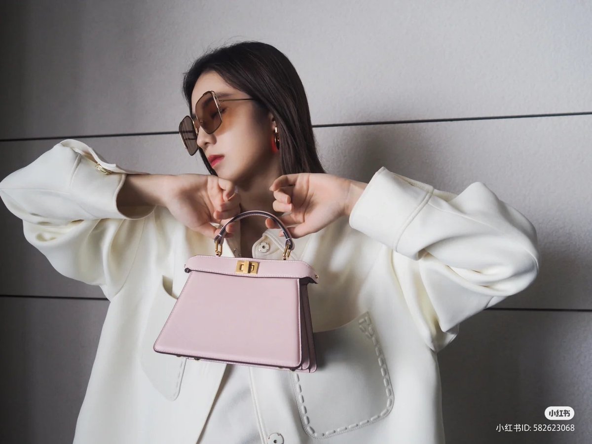 Elapseonepow96's tweet photo. Wan pengs Xiaohongshu update...😍😍😍
The million children of white powder
Total: FENDI
Life by the sea.
#星PotatoCultivationProgram #WhatisXiaoWanwearingtoday
#livespring
#WanPeng #万鹏 https://t.co/6lxzSDLOLC