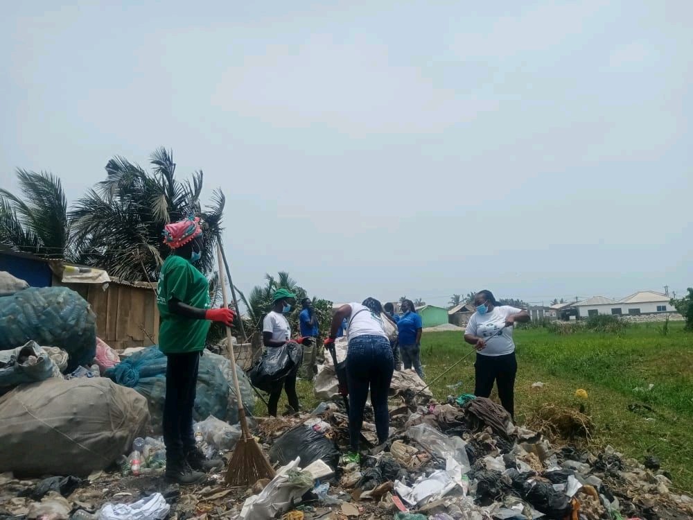 ColibaG's tweet photo. On Sunday the 3rd April 2022 we joined hands with River Cleanup on a gigantic movement to recover  plastic and general waste.
This day, we recovered 13 metric tons of plastic (PET, HDPE, Ldpe &amp; pp) 
#community #rivers #rivercleanup #cleanups #colibaghana #coliba #plasticwaste https://t.co/AschqmO7zB