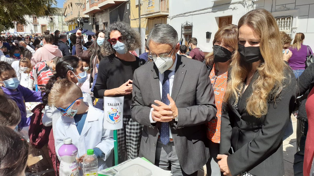 JuntaGranada's tweet photo. La delegada de @EconomiaAnd, @VirginiaDTGr, resalta la “implicación” del municipio y los centros docentes de Atarfe en el desarrollo de la Feria de la Ciencia
🔬En esta nueva edición, más de medio centenar de stands muestran con los trabajos del alumnado de diferentes niveles https://t.co/9jV4bDr2nX