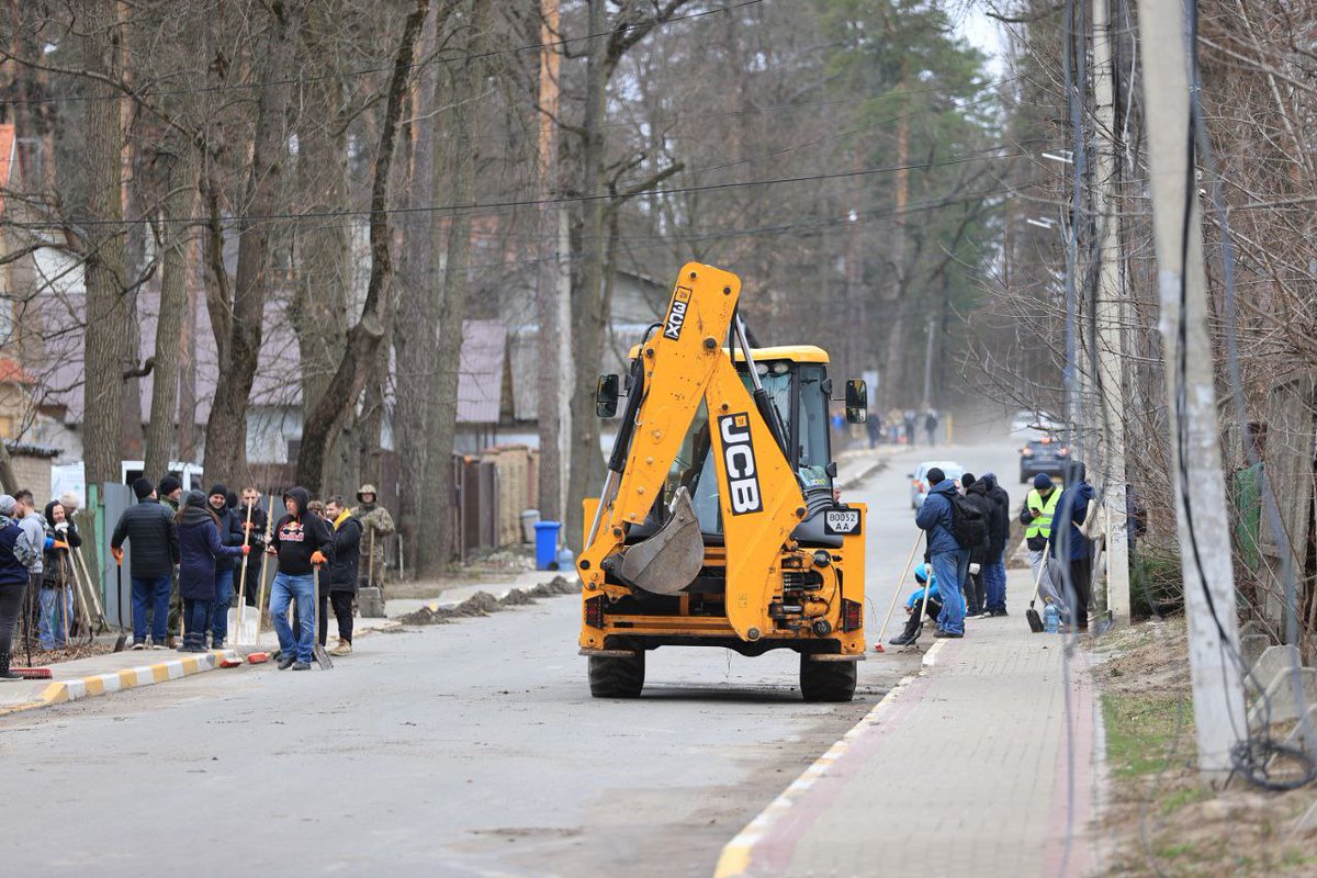 HannaLiubakova's tweet photo. Ukrainians are heroes:
- In Irpin, workers and some 300 volunteers cleaned 20% of the streets from debris. People are literally gathering to help. I am sure they will be able to rebuild their country.
- In Kyiv, traffic jams as many residents are coming back to their city. https://t.co/UOA0cPCJpE