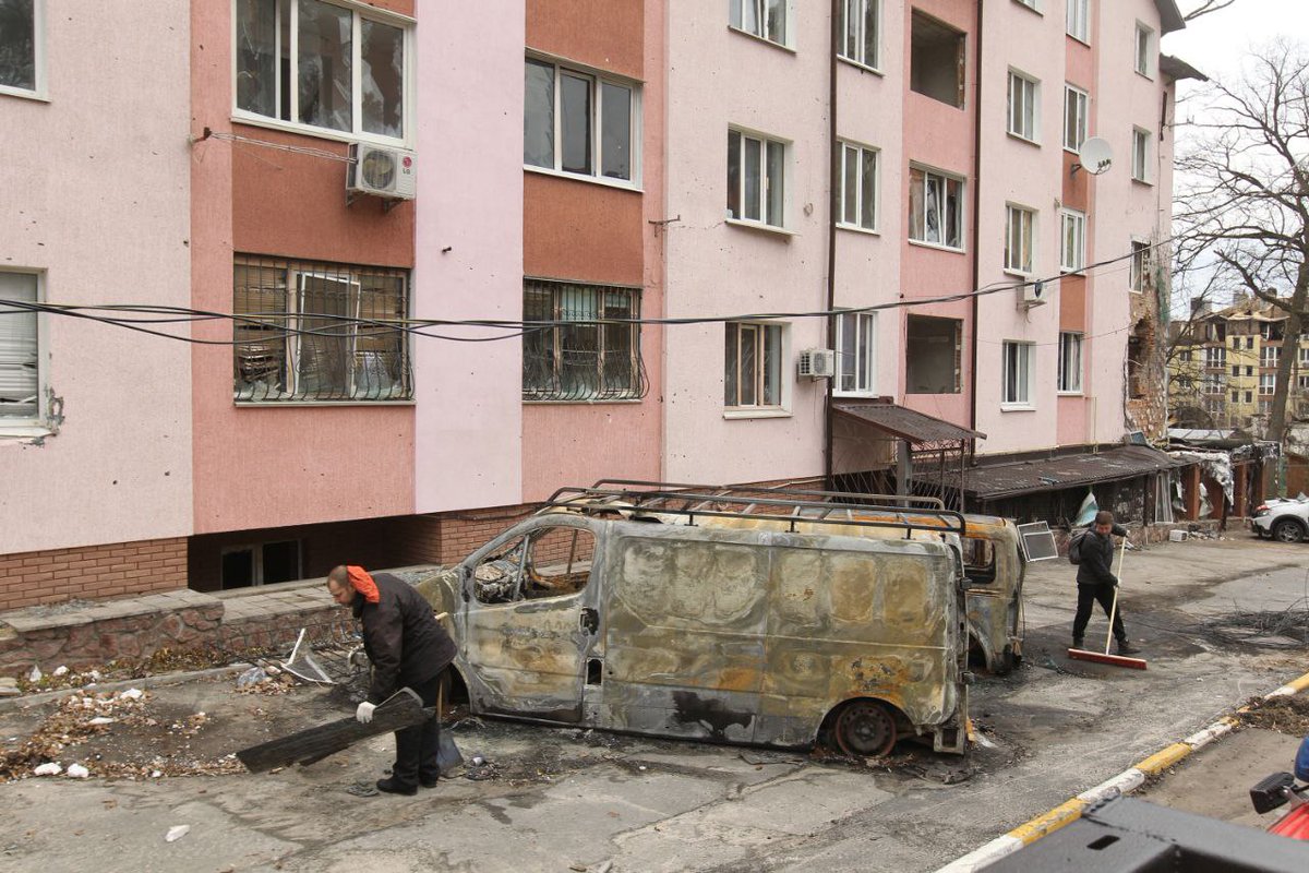 HannaLiubakova's tweet photo. Ukrainians are heroes:
- In Irpin, workers and some 300 volunteers cleaned 20% of the streets from debris. People are literally gathering to help. I am sure they will be able to rebuild their country.
- In Kyiv, traffic jams as many residents are coming back to their city. https://t.co/UOA0cPCJpE