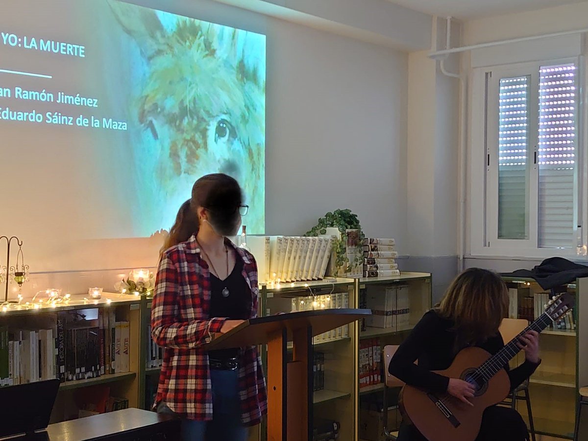 carmendelengua's tweet photo. Maravillosa despedida del trimestre con un recital de poesía con música en directo de piano y guitarra. @IES_CarmenConde @APACarmenConde @Ayto_Las_Rozas @bibliotecarozas @pbejtor @CharoTorcal @marisafiba @Yisusteacher @esteralon @jdelauz @CulturaLasRozas https://t.co/fMaWq1v87X