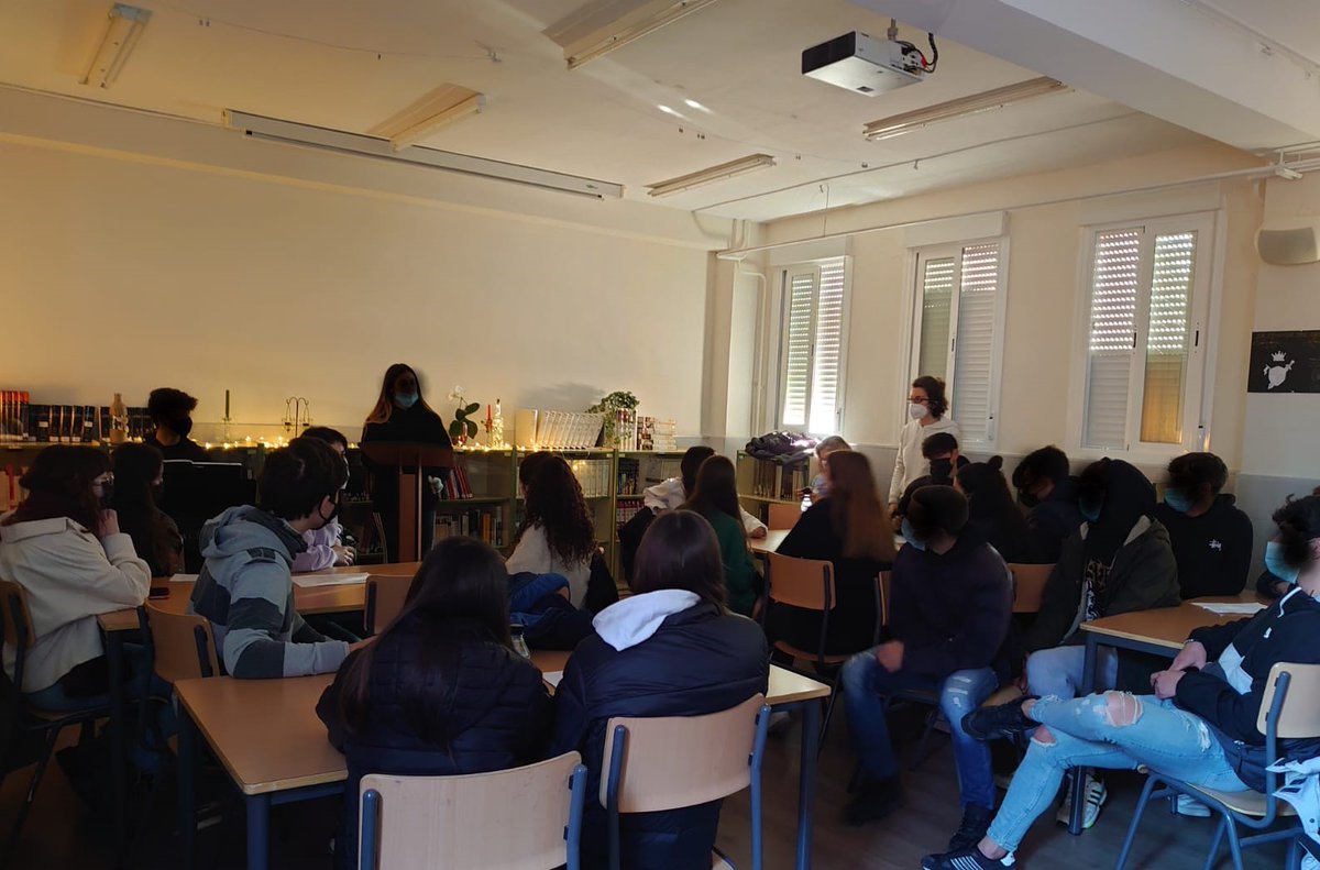 Maravillosa despedida del trimestre con un recital de poesía con música en directo de piano y guitarra. <a href="/IES_CarmenConde/">IES Carmen Conde</a> <a href="/APACarmenConde/">APA Carmen Conde</a> <a href="/Ayto_Las_Rozas/">Ayuntamiento de Las Rozas</a> <a href="/bibliotecarozas/">BibliotecasLasRozas</a> @pbejtor <a href="/CharoTorcal/">CHARO TORCAL</a> <a href="/marisafiba/">Marisa Fidalgo</a> <a href="/Yisusteacher/">Jesús Rodado Delgado</a> <a href="/esteralon/">Ester Alonso</a> <a href="/jdelauz/">José de la Uz</a> <a href="/CulturaLasRozas/">RozasCultura</a>