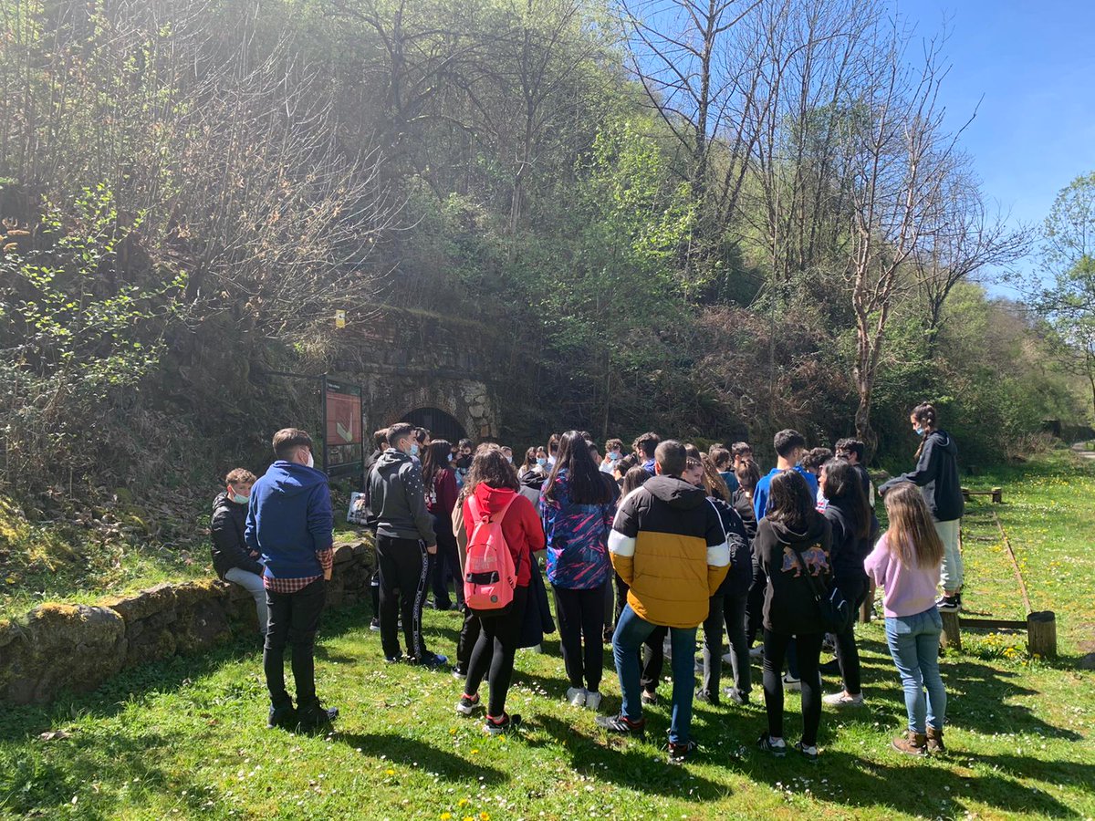 iescorredoria's tweet photo. Organizado por el Depto. de Geografía e Historia, el miércoles 6 de abril, un primer grupo de alumnos de 4º ESO ha podido acercarse al pasado minero de Asturias gracias a la salida para conocer los valles de Mieres y de Turón. https://t.co/V2SXt5G21u