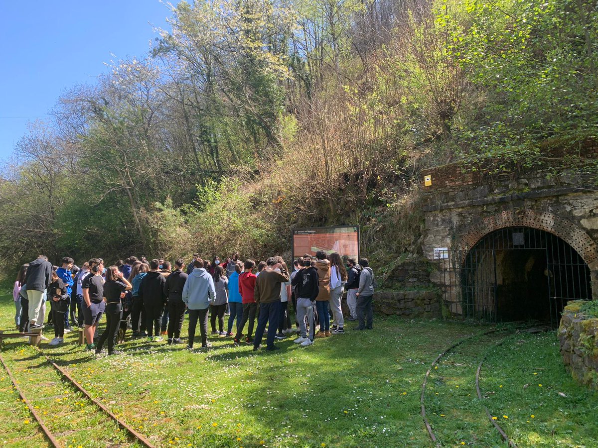 iescorredoria's tweet photo. Organizado por el Depto. de Geografía e Historia, el miércoles 6 de abril, un primer grupo de alumnos de 4º ESO ha podido acercarse al pasado minero de Asturias gracias a la salida para conocer los valles de Mieres y de Turón. https://t.co/V2SXt5G21u