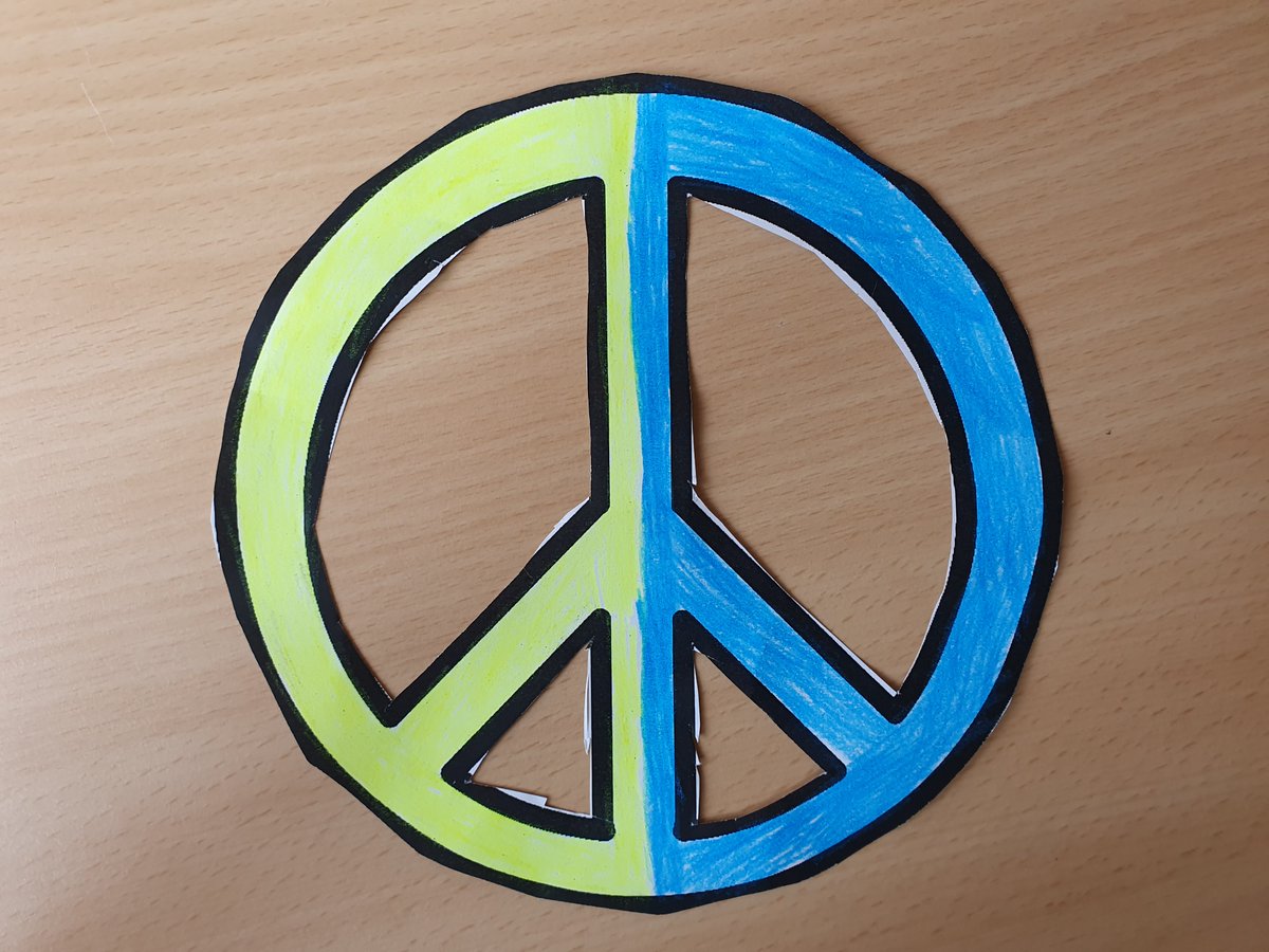 hh_bsb's tweet photo. 🤩 Die Schülerinnen und Schüler der Schule Forsmannstraße haben bei einem Sponsorenlauf  über 66.000€ Spenden für Geflüchtete aus der Ukraine gesammelt.👏👏👏
☮️Hamburgweit haben Schulen kleine und große Zeichen für den Frieden gesetzt und Benefizaktionen organisiert. #ukraineHH https://t.co/EKmtvbFiL5