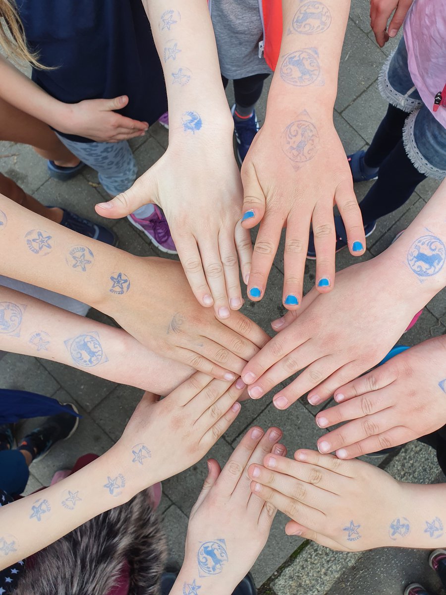 hh_bsb's tweet photo. 🤩 Die Schülerinnen und Schüler der Schule Forsmannstraße haben bei einem Sponsorenlauf  über 66.000€ Spenden für Geflüchtete aus der Ukraine gesammelt.👏👏👏
☮️Hamburgweit haben Schulen kleine und große Zeichen für den Frieden gesetzt und Benefizaktionen organisiert. #ukraineHH https://t.co/EKmtvbFiL5