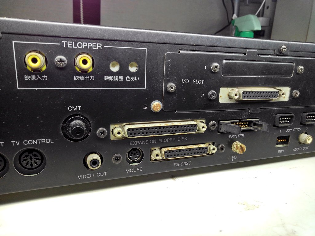 toshitada1973's tweet photo. レトロPCを手に入れたら、まず拡張スロットをチェックするよね? 初期の98なら増設RAM、ちょっと新しいとSCSIボードが高い確率で刺さりがち。
X1turboの場合、カラーイメージボードがよく出てくるかな。ボードだけ、ね。
#CZ870CB
#CZ8BV2 https://t.co/LG0UUT6092