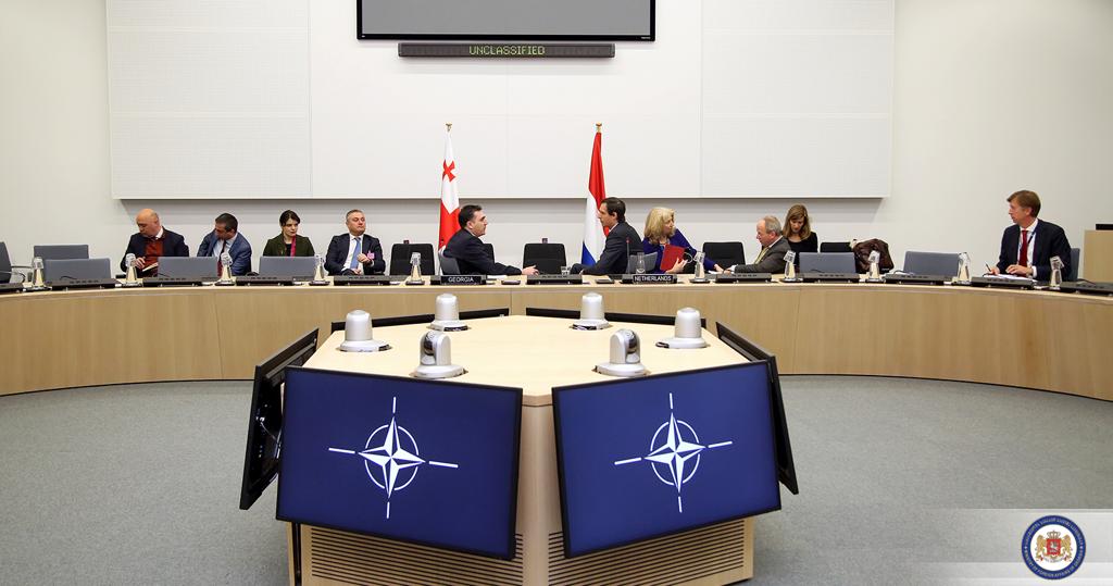 Delighted to meet&amp; have a productive exchange of views with my🇳🇱 counterpart <a href="/WBHoekstra/">Wopke Hoekstra</a>. Grateful for🇳🇱's support for🇬🇪's Euro-Atlantic aspirations. Our countries celebrate the 30th anniversary of the establishment of dip. relations this year&amp; we're committed to foster the coop.