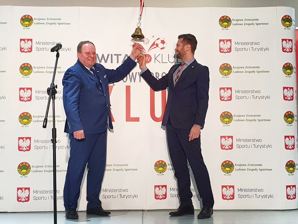 SPORT_GOV_PL's tweet photo. 📣 Minister @KamilBortniczuk i prezes Rady Głównej Krajowego Zrzeszenia LZS Mieczysław Kazimierz Baszko oficjalnie ogłosili początek rekrutacji do Programu KLUB 2022! 

🔴 ZAPRASZAMY DO SKŁADANIA WNIOSKÓW! -> https://t.co/I2PoywznZx 

#WitajWKlubie #ProgramKlub https://t.co/wbhqysiqb1