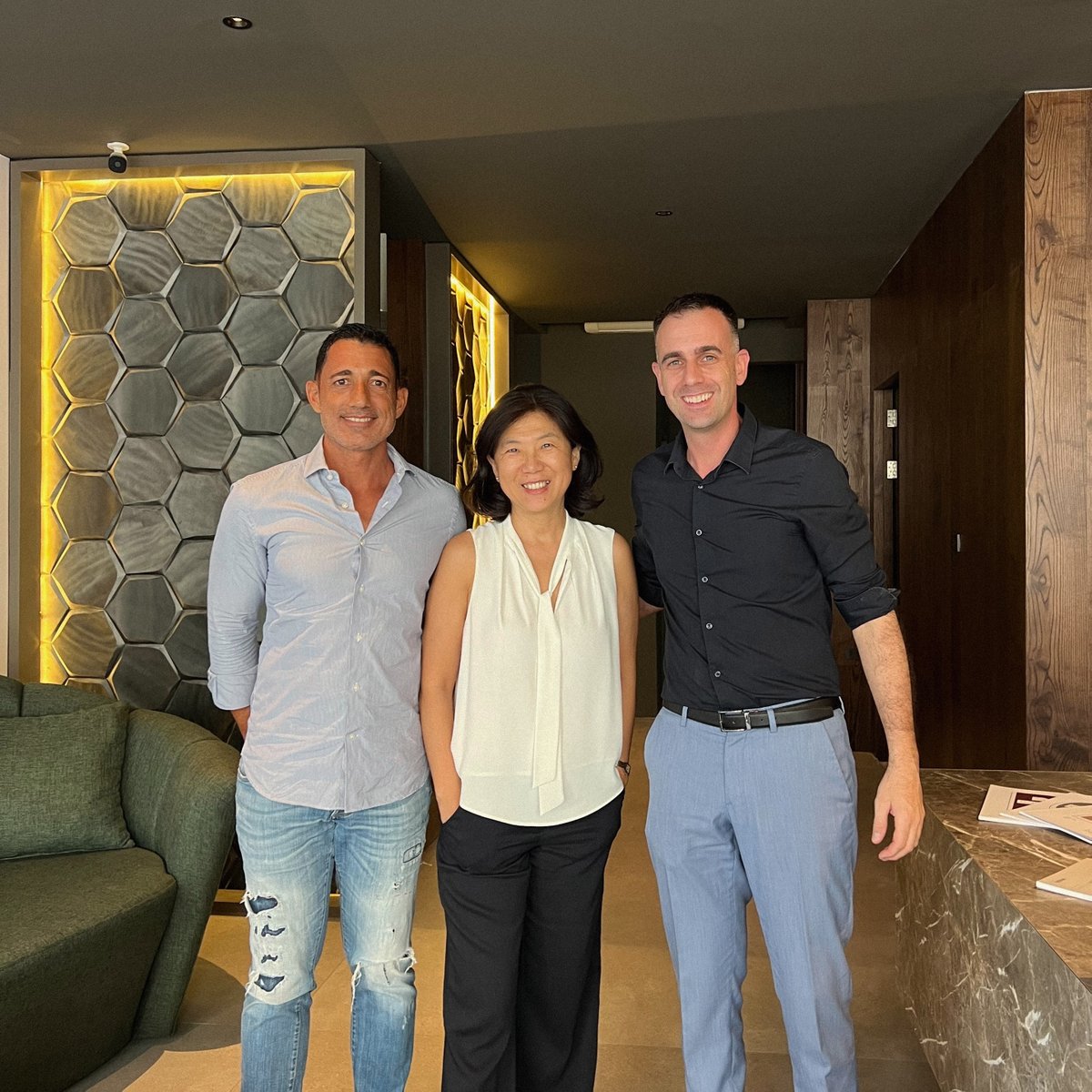 StyleGroup_'s tweet image. The entire team of Style Asia Pacific was thrilled to welcome our partner “Porcelanosa Group” to our newly opened showroom in Bangkok. Thank you David for visiting us. We hope to do some amazing projects in SE Asia together! #porcelanosa #styleasiapacific #southeastasia #bangkok