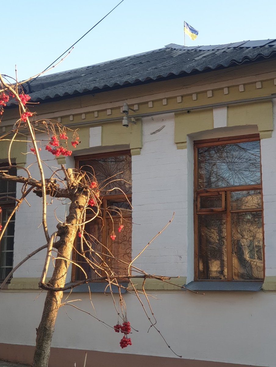 DenysAntipov's tweet photo. За що ми воюємо? 🇺🇦
- За ту калину за вікном,
За всю родину за столом,
Одну стежину, щоб додому йшла сама.
І за любов на все життя,
Одну журбу – до забуття.
І Україну, бо в нас іншої нема!

#ОйУЛузіЧервонаКалина #ЧервонаКалина #ЗСУ #ЗбройніСилиУкраїни #ЗбройніСили #Україна https://t.co/VnDPisYIUo