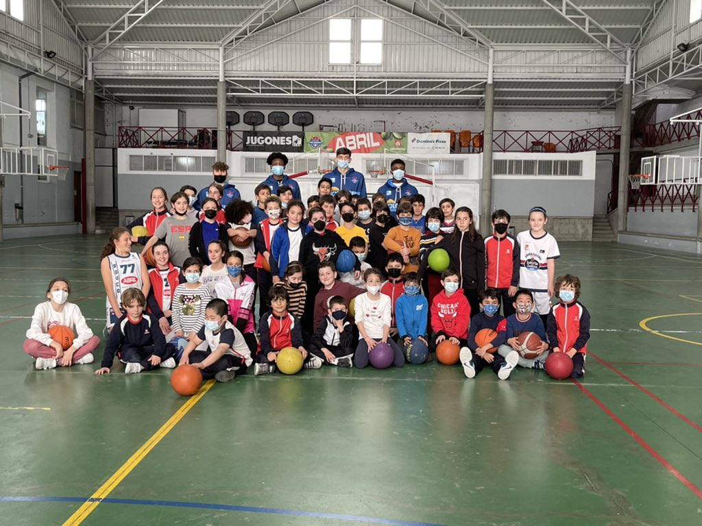 Los jugadores del equipo EBA, @Tomaschapero11 <a href="/Josepfermicera/">josep fermi cera</a> @OusmanSima9 <a href="/LionelNathanKo1/">Lionel Nathan 😈</a>, estuvieron en la tarde de ayer entrenando con los más pequeños de la cantera.

Recordad‼️ El sábado a las 19:00 LLENEMOS LOS REMEDIOS💪

#VeñaBosco
#DisfrutemosJuntos
#AenerxíaDoBosco