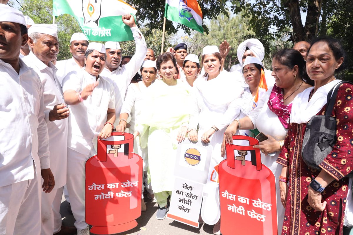 Kumari_Selja's tweet photo. कमरतोड़ महंगाई को लेकर भाजपा सरकार के खिलाफ "महंगाई मुक्त भारत अभियान" के अंतर्गत हरियाणा कांग्रेस द्वारा चंडीगढ़ में आयोजित धरना प्रदर्शन एवं रोष मार्च में हरियाणा कांग्रेस प्रभारी श्री विवेक बंसल जी और पार्टी नेताओं व कार्यकर्ताओं के साथ हिस्सा लिया। https://t.co/bCzlaKmJ0i