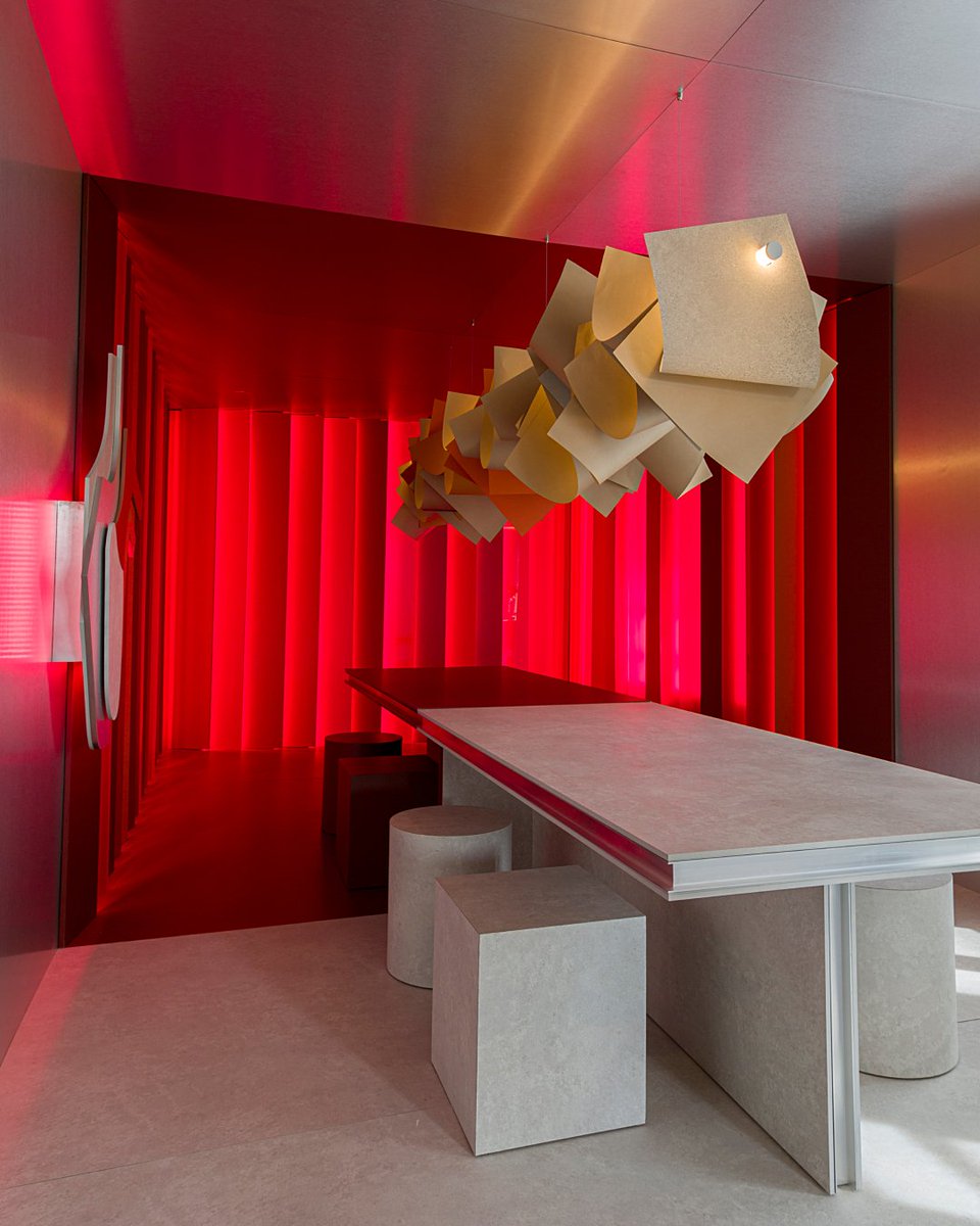 ValenciaDesignF's tweet photo. Del extenso catalogo destacamos algunos espacios, como el dedicado a Puricelli Group diseñado por Estudi{H}ac titulado «piano del cuore» que ofrece una propuesta de minimalismo industrial con contrastes de color.

📷 Luis Hevia
#CasaDecor22
#creativesupporters https://t.co/YwzdpQJHMy