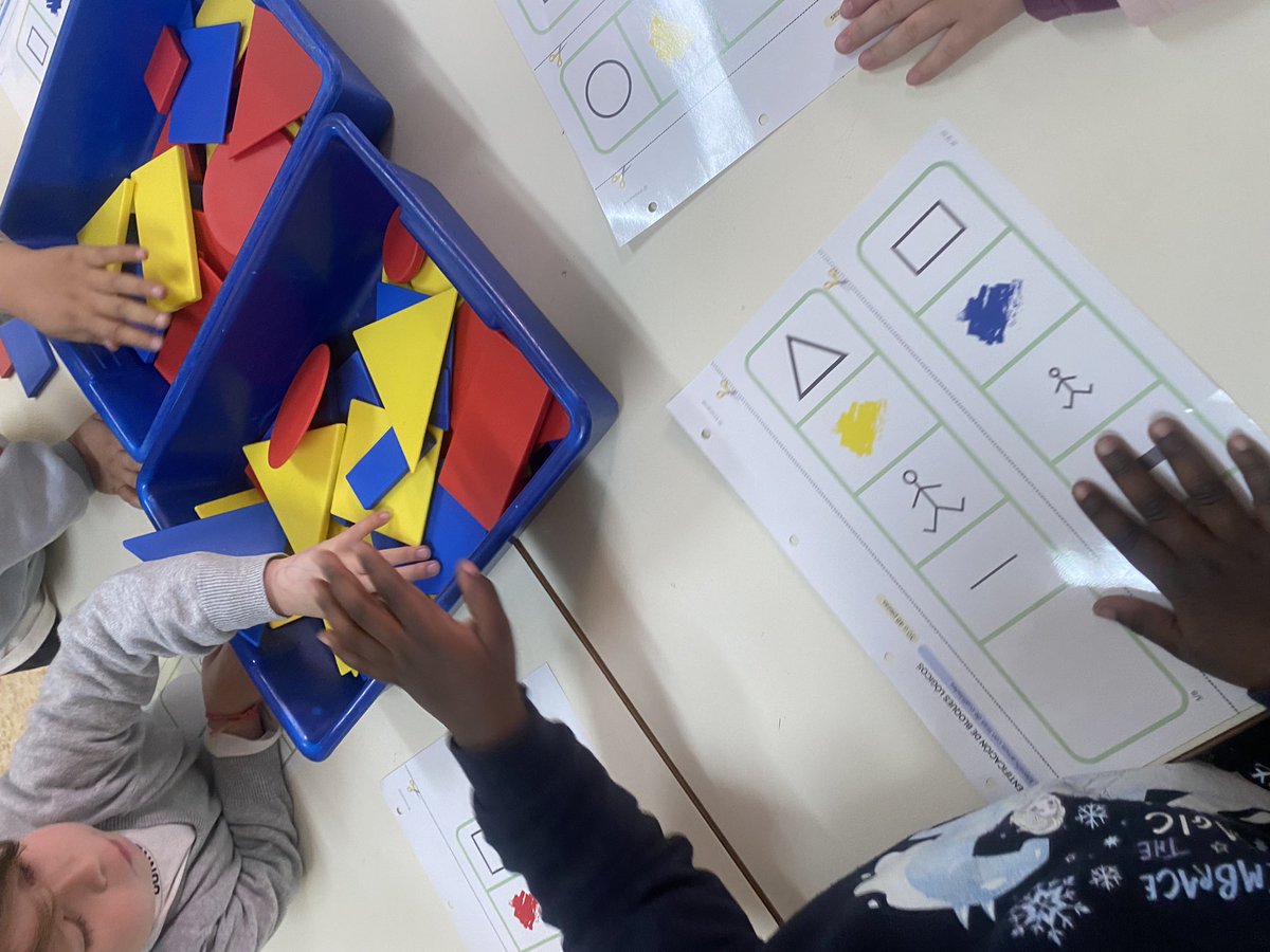MissKerr15's tweet photo. Today I visited a school in Valencia as part of my @LfeeEurope Spanish immersion course. It was an amazing experience! I especially loved seeing all the maths learning in the Early Years classes! ➕☀️❤️ https://t.co/Fc4K9K1KtC