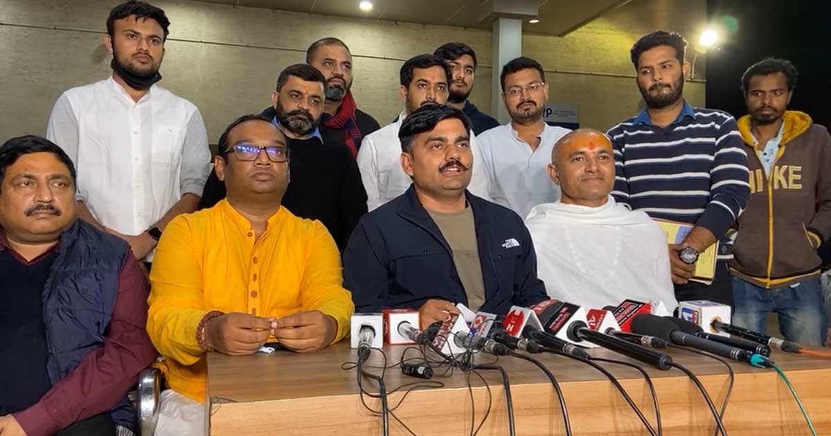 HasanSafin's tweet photo. Who is @YAJadeja 

- He is the one who made Asit Vora resign
- He is the one who exposed Gujarat model
- He is the voice of unemployed and students of Gujarat
- He is AAP’s Youth wing’s Vice President 

 #kon_jitu_vaghani https://t.co/ITj17aDxJt