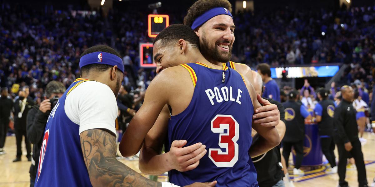 warriors_bra's tweet photo. Poole sobre o abraço em Klay pós-jogo contra Utah: "Pessoalmente, eu queria mostrar para ele como se fosse o seu irmão mais novo, e que também estou lhe assistindo, definitivamente, como fã." #DubNation https://t.co/jpqXdm889e