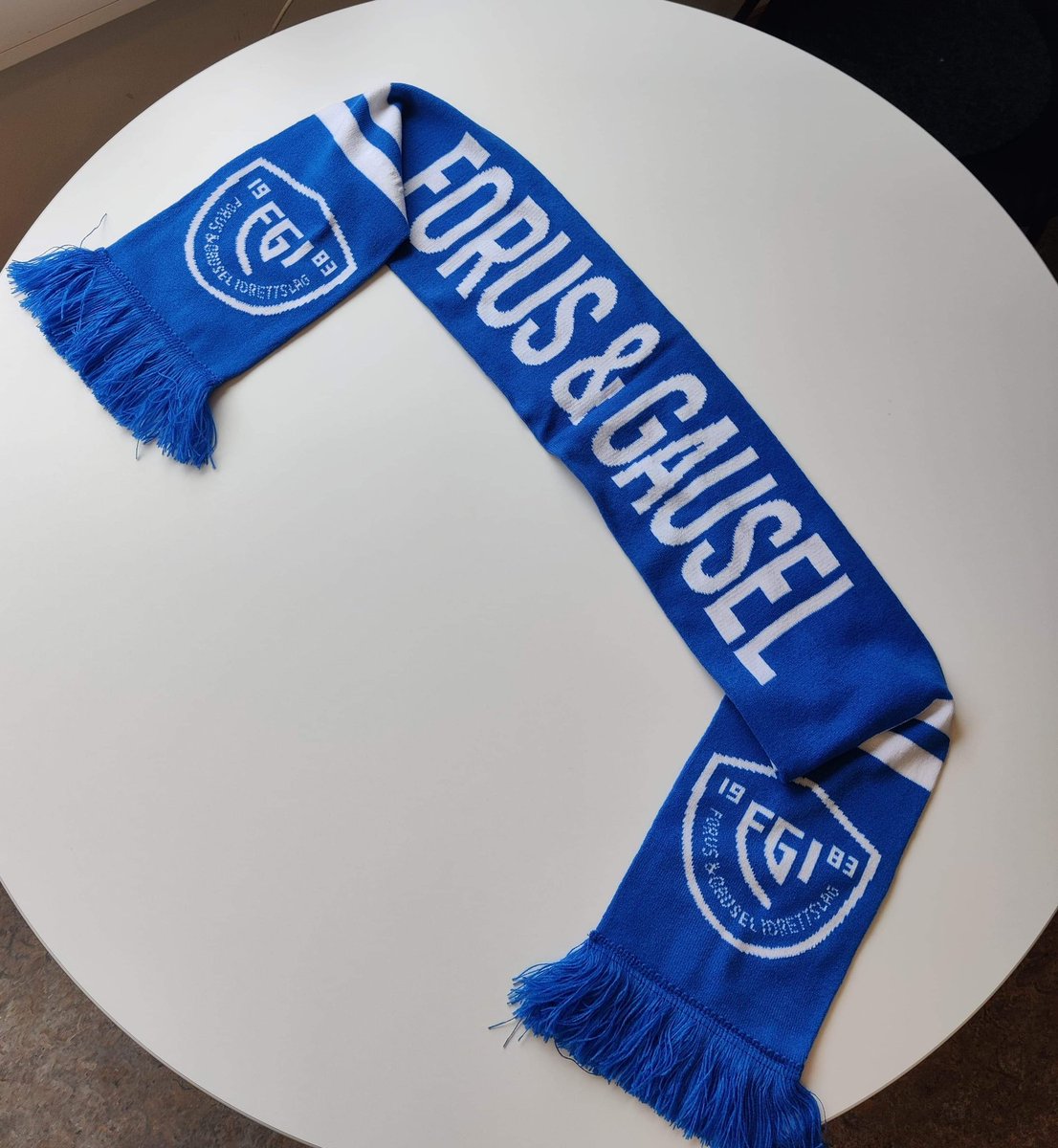 Nå kan dere slutte å mase om merch i DM! Endelig er skjerfet ankommet klubbhuset og kan bli ditt for den nette sum av 150 kr. Finnes kun i kiosken på Knudamyrå.