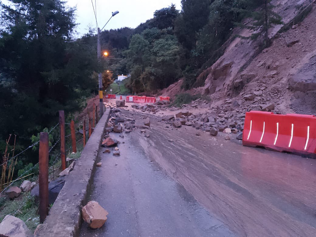 ElianaGomez's tweet photo. Buenos días ☀️ 

De acuerdo a información de @ConcesionTAO Por caída nuevamente de piedras en el Km 11+200 sector del mirador, no se da apertura a la vía a un carril por seguridad de los usuarios. @AlcaldiadeMed @Telemedellin @Teleantioquia @viviendosantae @vopaleson @sttmed https://t.co/PtgkMEUmZt
