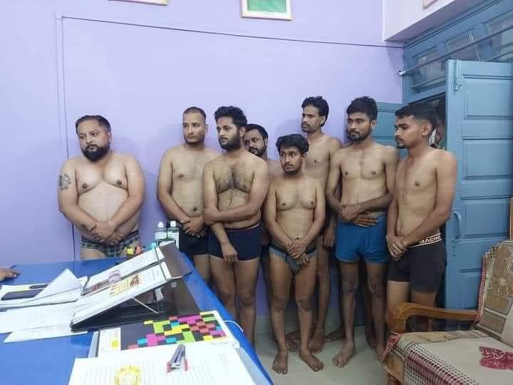 mandeeppunia1's tweet photo. मध्य प्रदेश के सीधी जिले की पुलिस ने पत्रकारों को थाने में बुलाकर अर्धनग्न अवस्था में खड़ा कर दिया है. इनमें ज्यादातर स्वतंत्र पत्रकार हैं जो अपने यूट्यूब चैनल चलते हैं.

सबसे बाएं कनिष्क तिवारी हैं, जो बघेली में पत्रकारिता करते हैं। https://t.co/oKLEcIoiIe