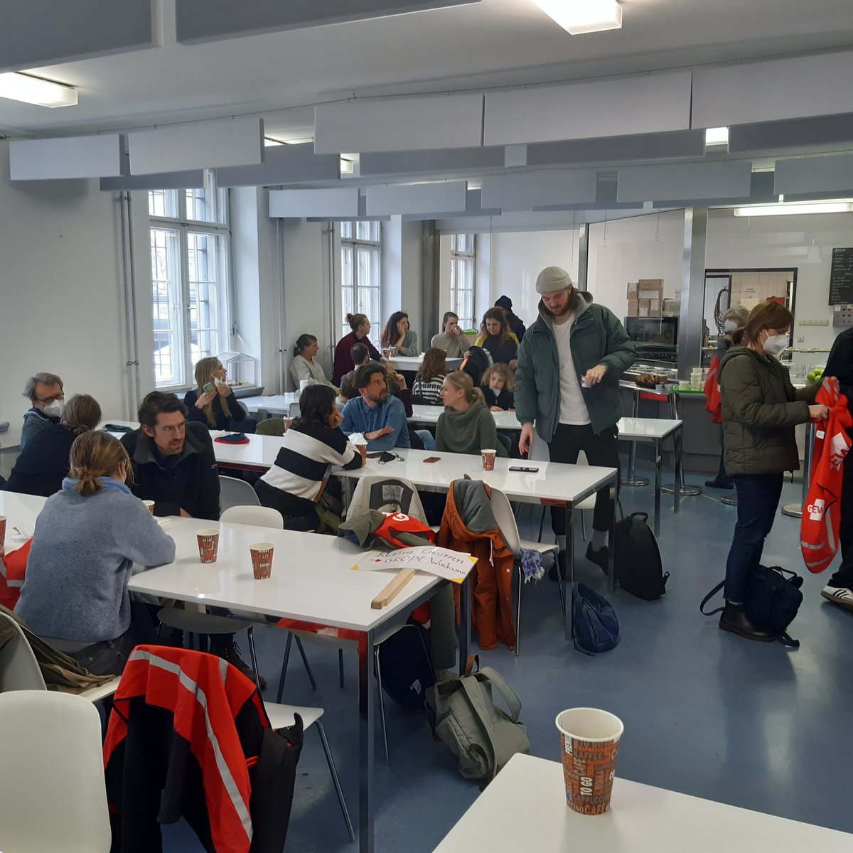 ManuelHonisch's tweet photo. Streikcafé heute in #Mitte. ❤lichen Dank an die Kolleg:innen der @WillyBrandtObs für die Gastfreundschaft 😋 Wir kämpfen für #kleinereKlassen ✊🏼 #Warnstreik @GEW_BERLIN @schule_anders https://t.co/bBctM4sMz4