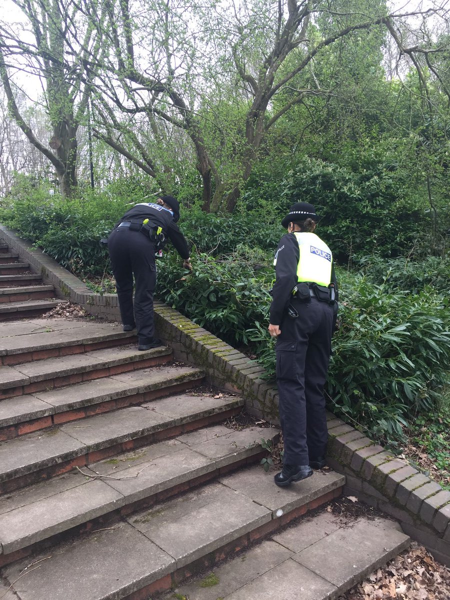 ChelmsleyWMP's tweet photo. #OpGuardian | As part of our on going work to tackle knife crime, PC Lloyd & PC Gray have conducted a #WeaponSweep within #MeridenPark ‼️🚔 #KnifeOrLife #ProactiveWork
This is one of the many tactics that we use to tackle U25 violence ‼️👀 https://t.co/EePni9aKfs
