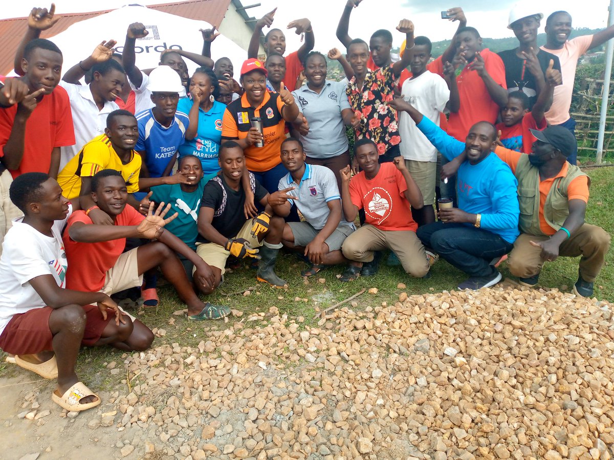 NNehemia777's tweet photo. See the Joy in Sheema at @Nganwa_HS after construction of the #HelloHub.
The community members will be enjoying Free internet going forward.
Thank you @HelloWorld_Org and @roketelkomug for making internet accessible.
@RaisingTeensUg1 is happy to partner with You. https://t.co/NaEYuixTBx