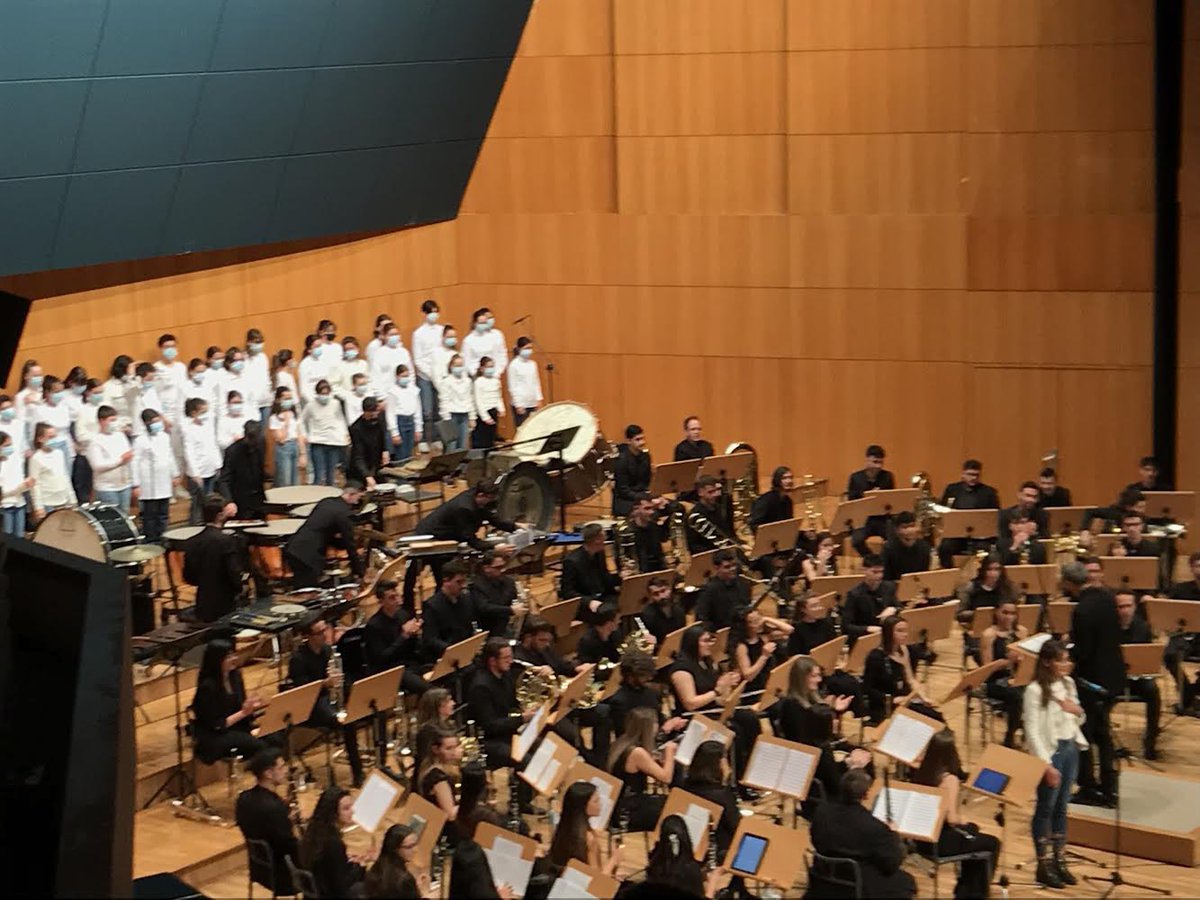 El lunes 4 de abril vivimos una noche mágica como  pocas veces recordamos. Los alumnos del coro Cantemus del IES Salvador Sandoval  cantando en un proyecto junto a la Banda SInfónica del CSM "Manuel Massotti Little".