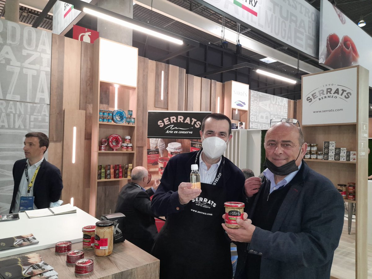 AzzaytOils's tweet photo. Hoy hemos vuelto a la Feria @AlimentariaBCN a visitar a @serrats una empresa española de excelentes productos de conservas. Ha sido un verdadero placer conoceros. @FoodtechBCN
#Alimentaria22 #Azzayt #OliveOil #aove #evoo #FoodTechBCN https://t.co/W0MEL8WvIq