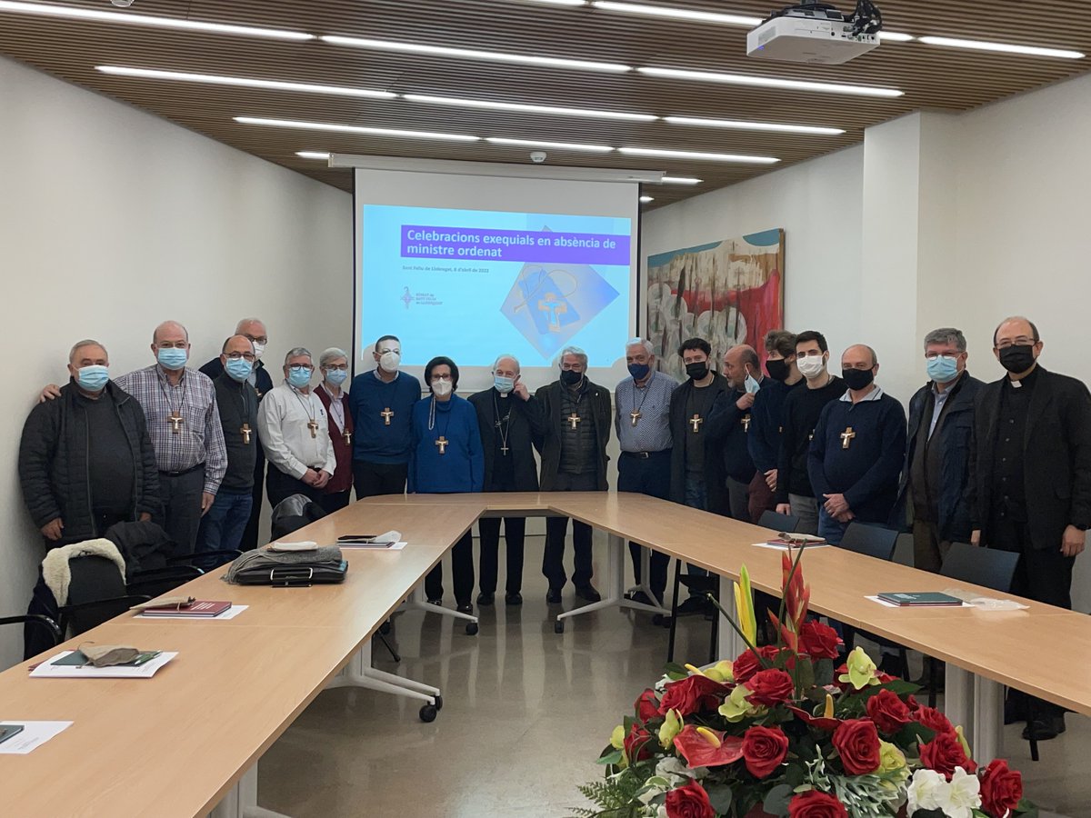 bisbatsantfeliu's tweet photo. Ahir 6 d’abril, el #BisbeAgustí va fer el lliurament a un grup de 15 #laics i #laiques del document acreditatiu conforme aquests han finalitzat la formació i se'ls permet dirigir celebracions exequials. També van rebre una creu i el directori per a conduir les celebracions https://t.co/cbFYHIIKd0