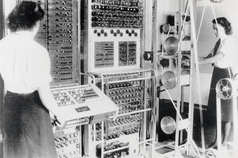RebelMuseProds's tweet photo. The first computers were so large and created so much heat and energy, people used to bring their laundry into the room to dry it 😅 https://t.co/1q60Wt6LLR