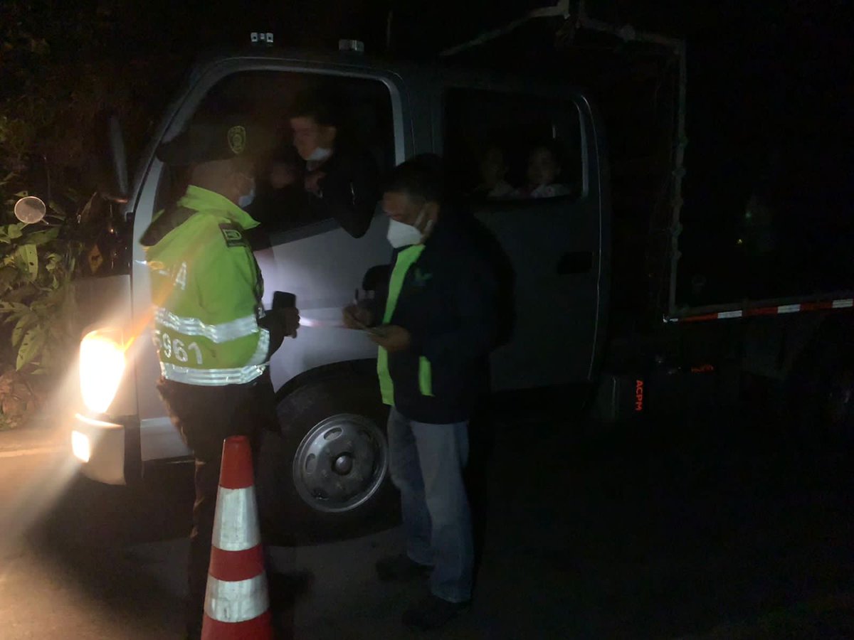 ELLEVANTERADIO's tweet photo. La Seccional de Protección y Servicios Especiales del Distrito de Policía Pacho y la autoridad ambiental CAR, realizan operativos de control al tráfico ilegal de los recursos naturales en los diferentes municipios de la región. https://t.co/WwZhQF4O5P