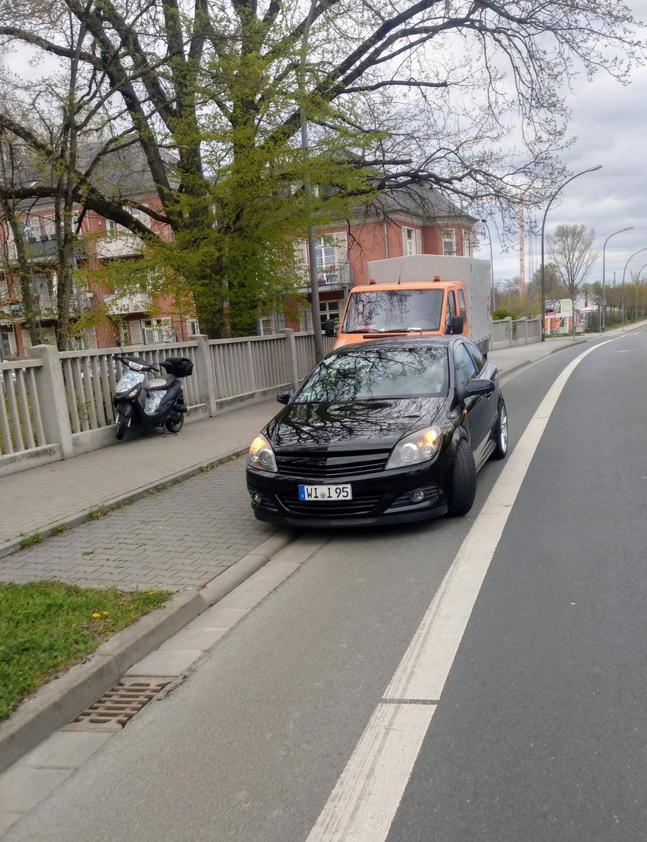 heimann_zerner's tweet photo. "Ey Huresohn! Warum machst du Foto!?
"Sie gefährden hier den Radverkehr und ich bin nicht Ihr Bruder!"🤦‍♂️
Und ja, das ist TATSÄCHLICH ein Parkplatz rechts neben ihm. Farbe ist keine Infrastruktur!
#RunterVomRadweg #Autokorrektur #Wiesbaden https://t.co/lcGxaSCy1t