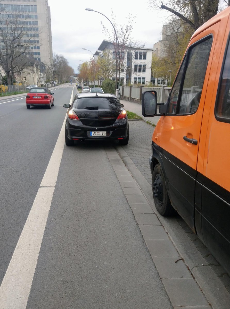 heimann_zerner's tweet photo. "Ey Huresohn! Warum machst du Foto!?
"Sie gefährden hier den Radverkehr und ich bin nicht Ihr Bruder!"🤦‍♂️
Und ja, das ist TATSÄCHLICH ein Parkplatz rechts neben ihm. Farbe ist keine Infrastruktur!
#RunterVomRadweg #Autokorrektur #Wiesbaden https://t.co/lcGxaSCy1t