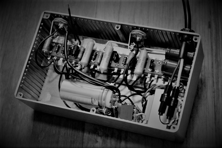 ギター用真空管プリアンプを製作してみました。いわゆるダンブル系を意識しており、AC100V駆動ですので音圧、立体感など圧倒的です。DC9Vで駆動する真空管ペダルも沢山存在しますが、電源方式でまるで違ったりします。PSEマークありませんので販売は出来ません。悪しからず。