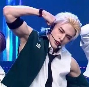 HYUNECORN's tweet photo. — hwang hyunjin’s arms being stays’ weakness.

a thread ; @Stray_Kids 

#Hyunjin #현진 https://t.co/LT0iHDeh4Q