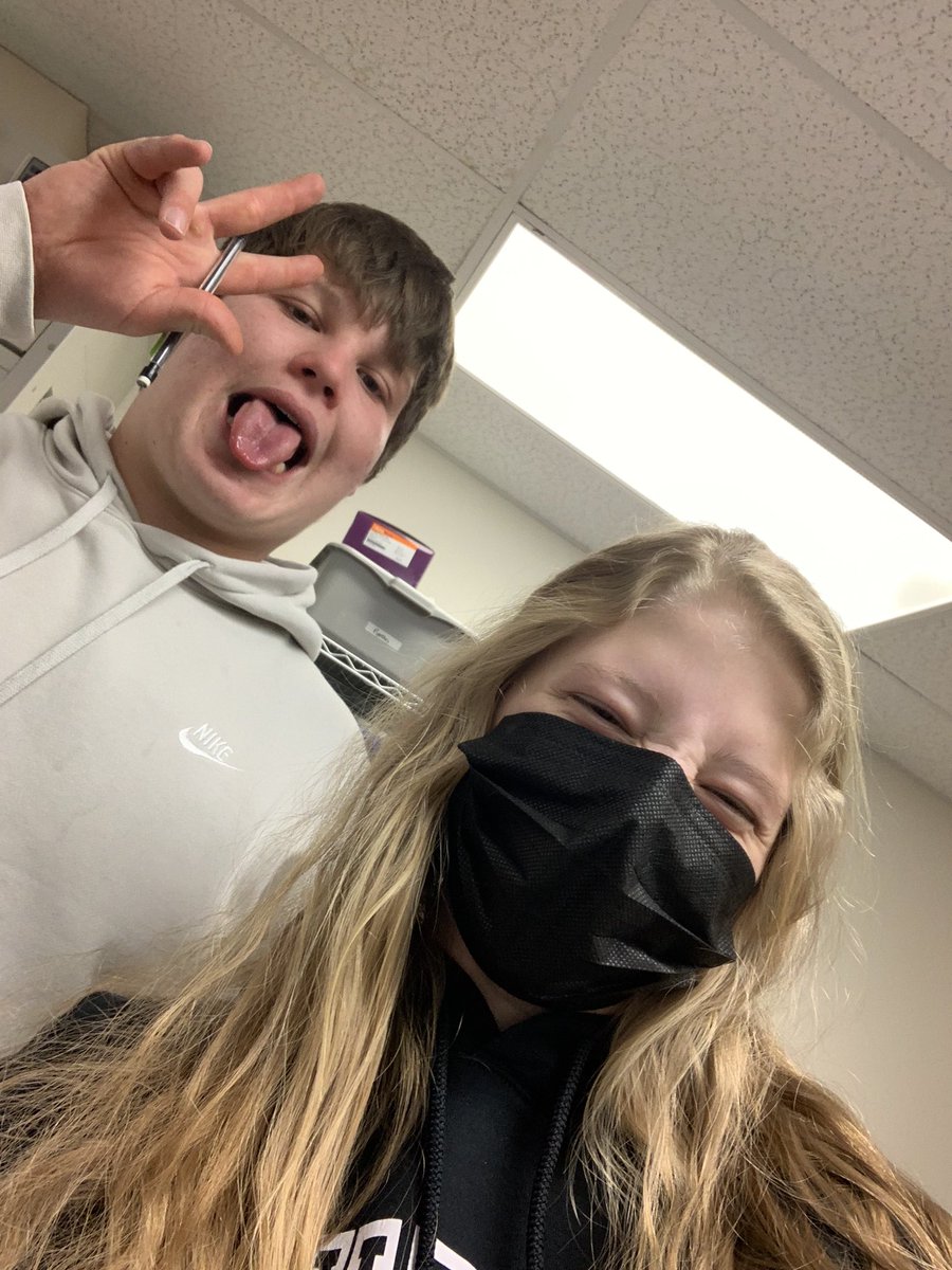 utt_oh's tweet photo. “Ms. Utt, we don’t leave phones in the lab!” #scienceteacher #LostMyPhone #ForgotwhereIPutit #AlrightKidsHelpMeFindMyPhone https://t.co/W0JB6sDVbj