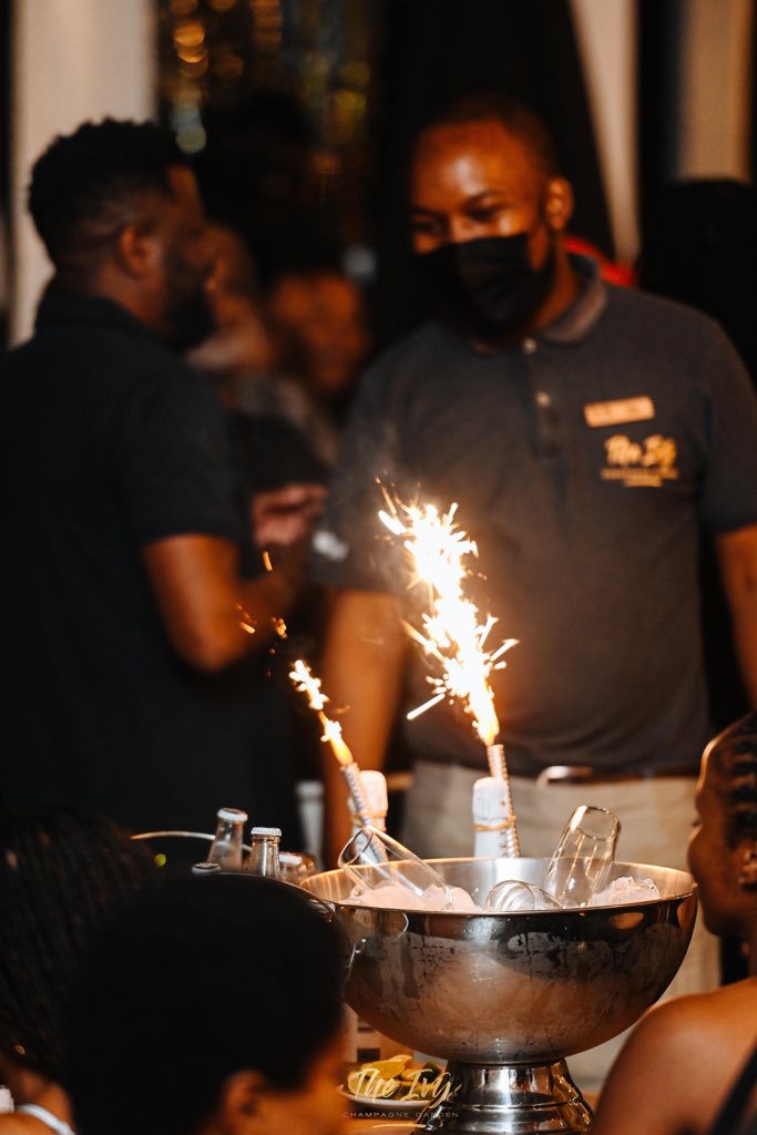 VuyoTheGreat's tweet image. Friday Sundowners got @DJSandisoSA @Keith_Legend tomorrow… 

Add 8 April to memorabilia😉

#TheOneAndOnlyExperience