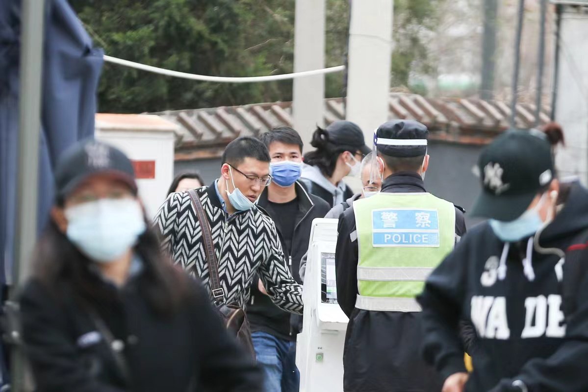 BJ_YouthDaily's tweet photo. 北京与河北跨省通勤有了面部识别系统
Inter-provincial commuters go through a facial recognition system at the Baimiao North general checkpoint in Beijing on April 6, 2022. The commuters' COVID-19 test results are shown when they swipe their ID cards.
#China https://t.co/28dLFHdQnz