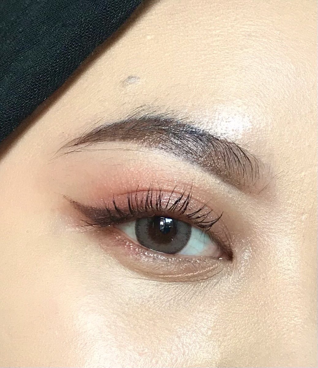 reviewbylia tweet picture