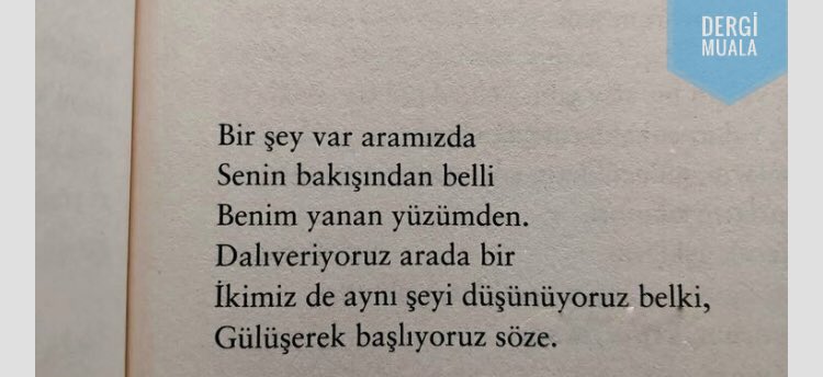 📘 Nahit Ulvi Akgün - Bir Şey Var Aramızda

Bir şey var aramızda 
Onu buldukça kaybediyoruz isteyerek 
Fakat ne kadar saklasak nafile 
Bir şey var aramızda 
Senin gözlerinde ışıldıyor 
Benimse dilimin ucunda
