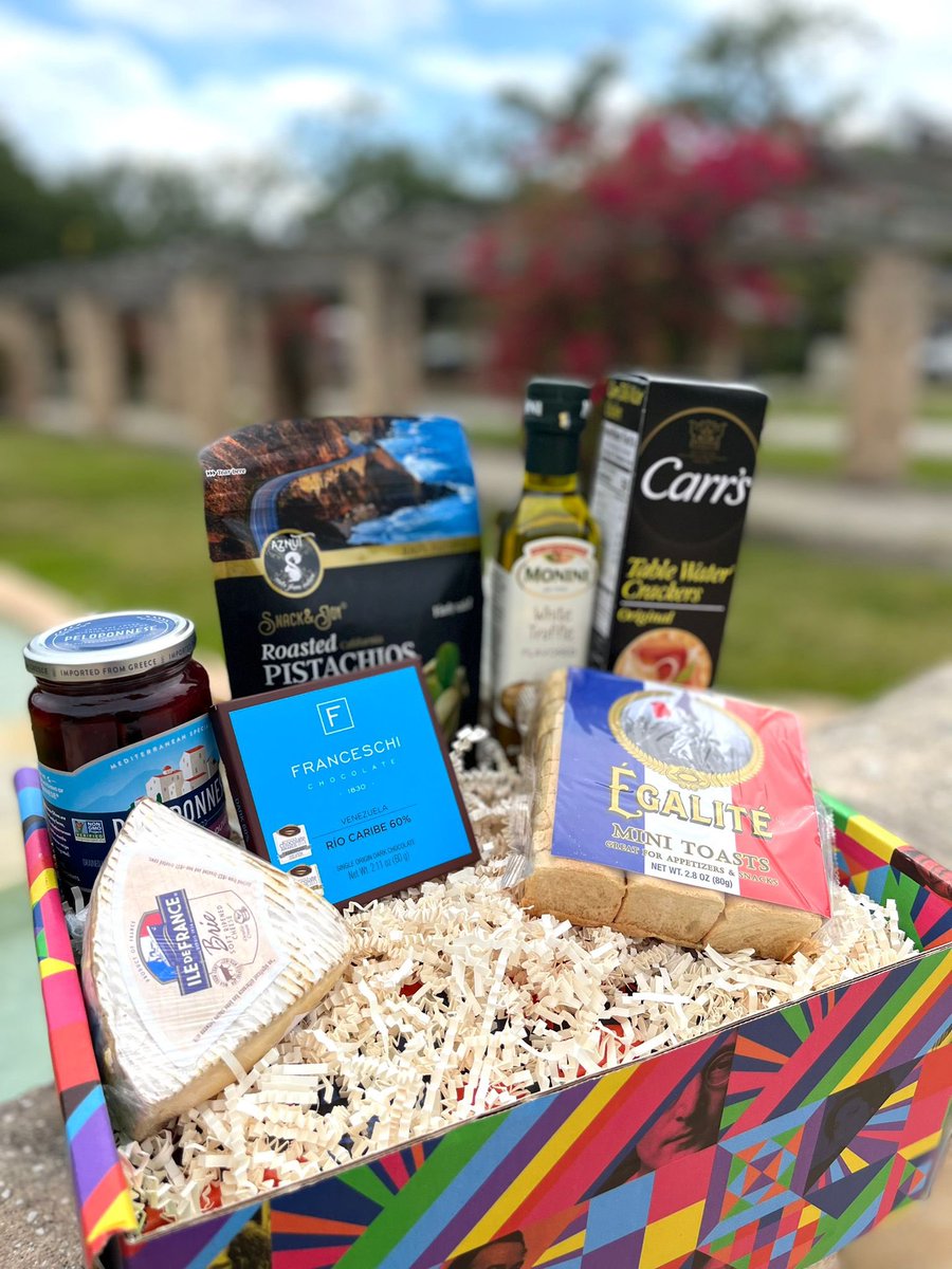 TBoxOutOfTheBox's tweet image. The Box Out Of The Box is an extraordinary gift for families and friends. We want to help clients worldwide to deliver a smile with our products. #gift #giftbasket #giftbox